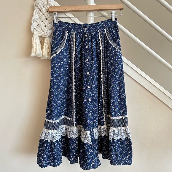VTG Gunnie Sax Jessica’s Gunnies Dark Blue Calico Lace Prairie Midi Skirt Size 7 - Picture 3 of 17